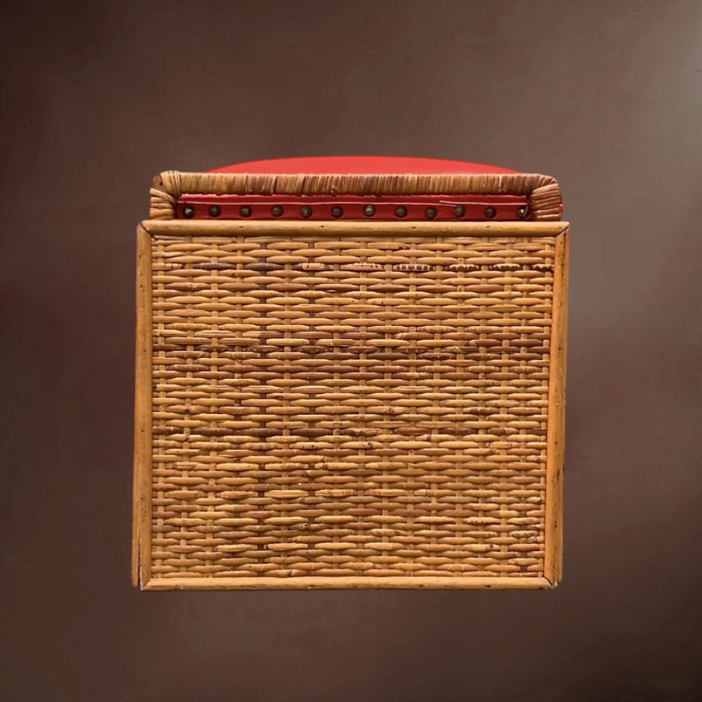 Malle rotin vintage avec assise rouge – coffre tabouret années 60