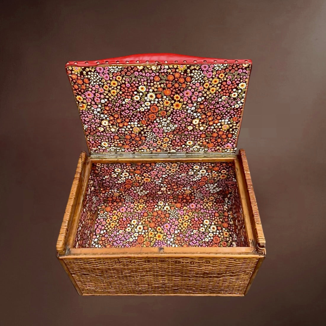 Malle rotin vintage avec assise rouge – coffre tabouret années 60