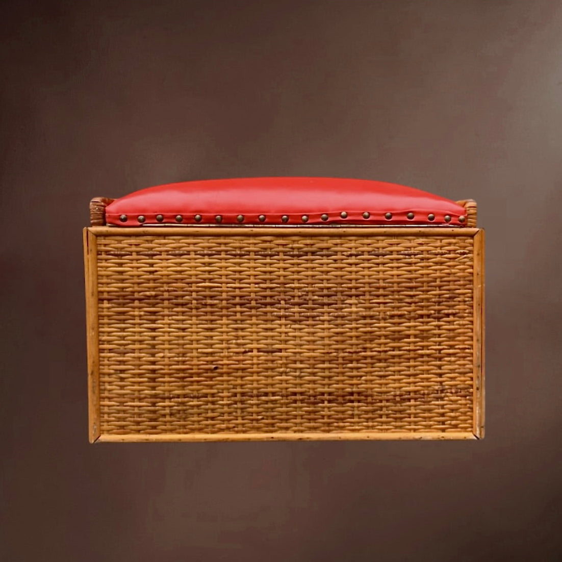 Malle rotin vintage avec assise rouge – coffre tabouret années 60