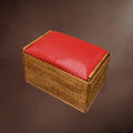 Malle vintage en rotin avec assise Skaï rouge – coffre tabouret années 60