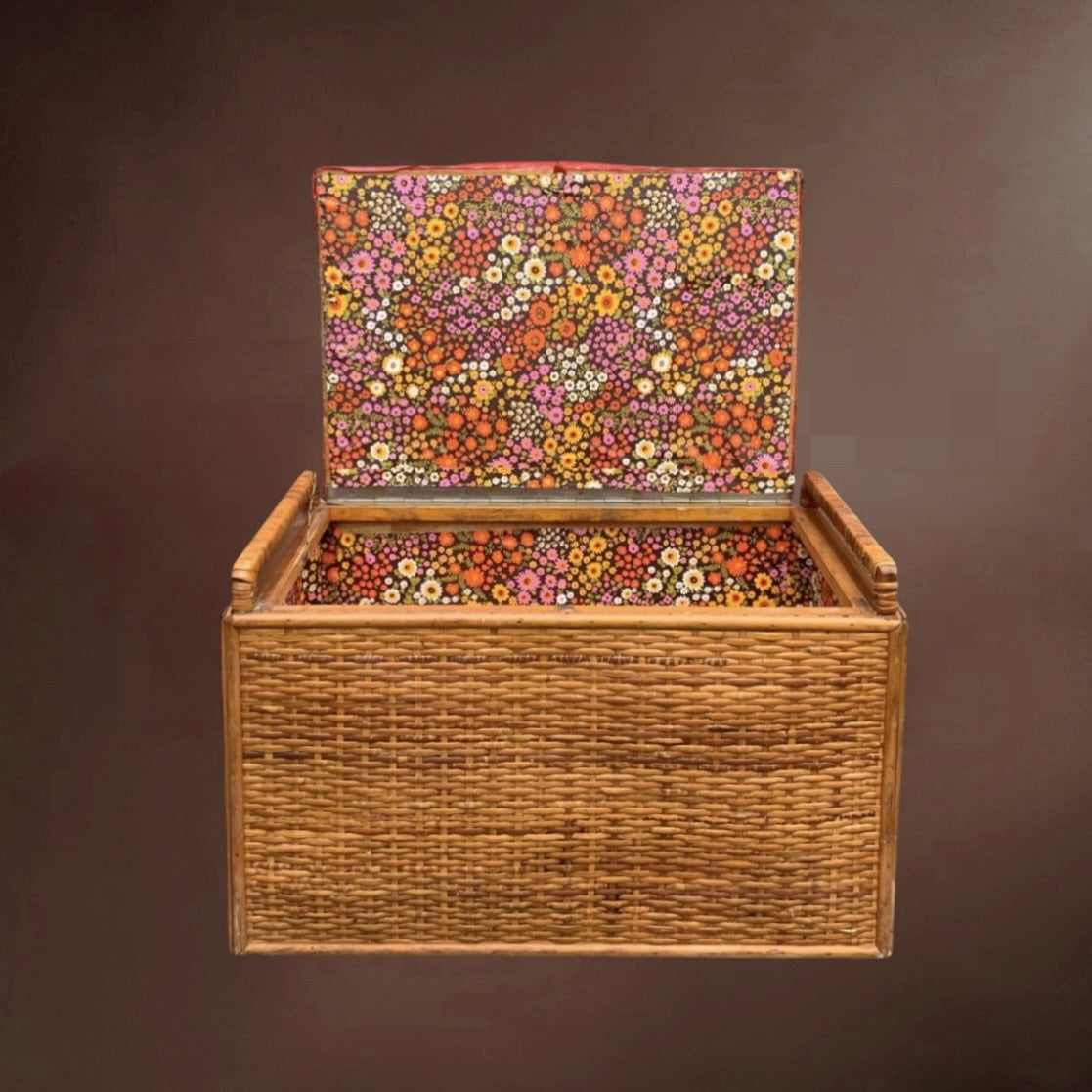 Malle rotin vintage avec assise rouge – coffre tabouret années 60