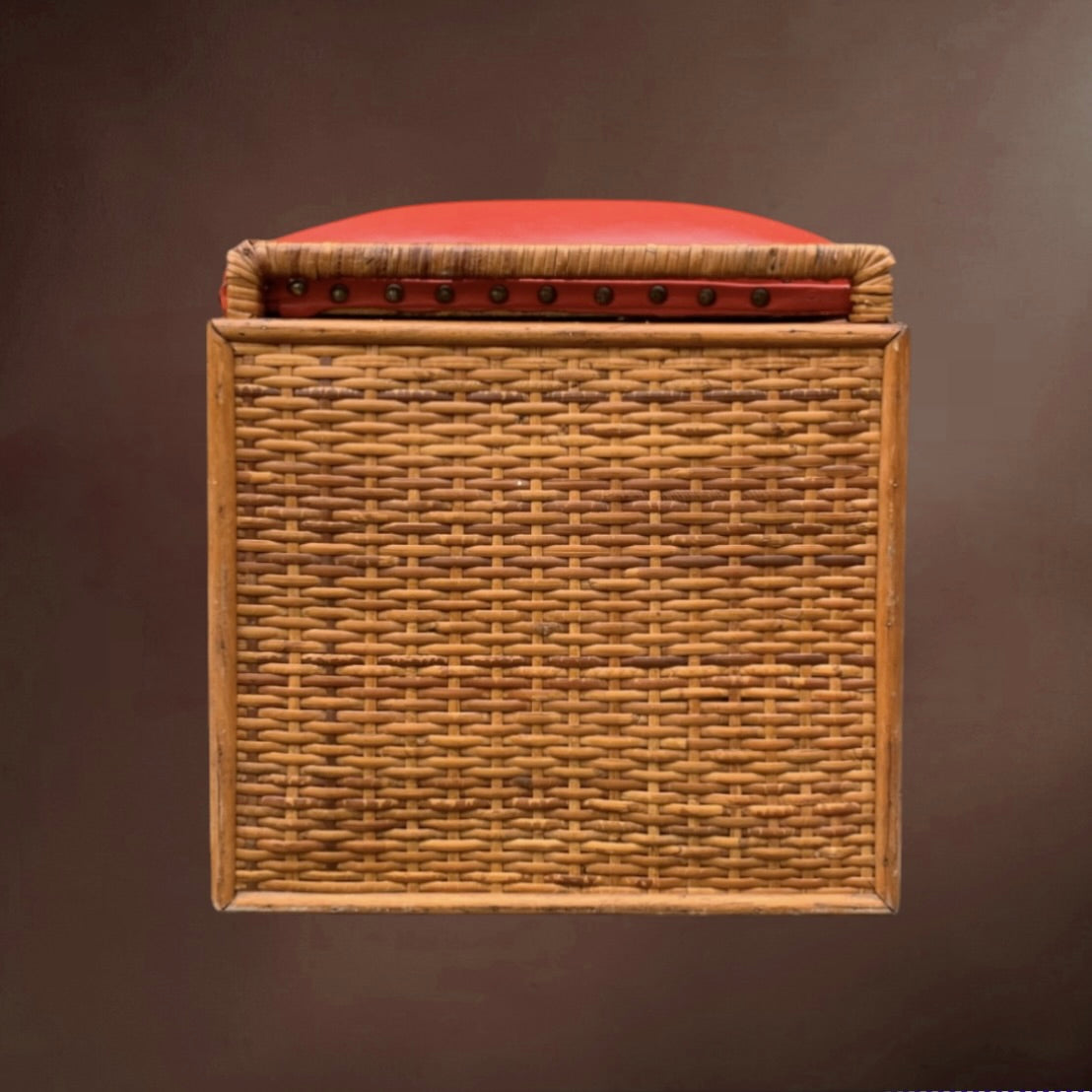 Malle rotin vintage avec assise rouge – coffre tabouret années 60