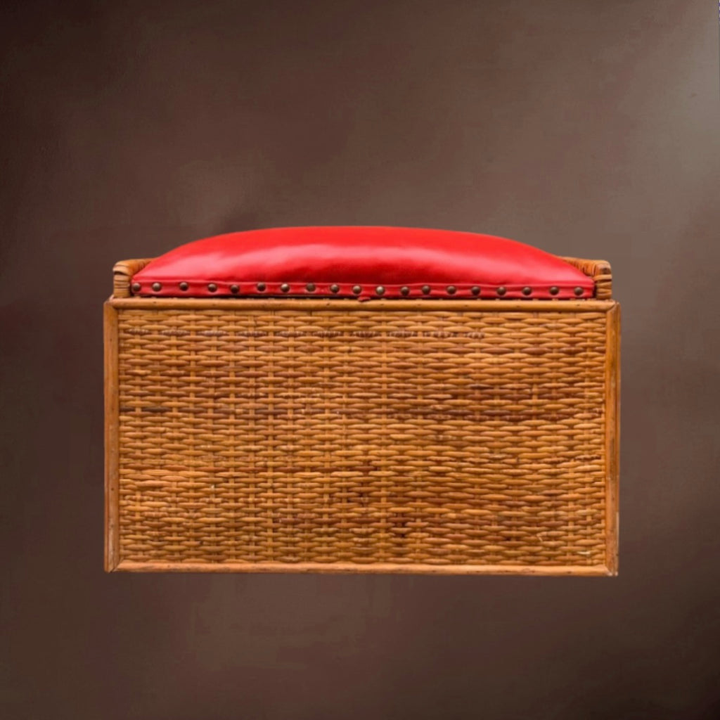 Malle rotin vintage avec assise rouge – coffre tabouret années 60