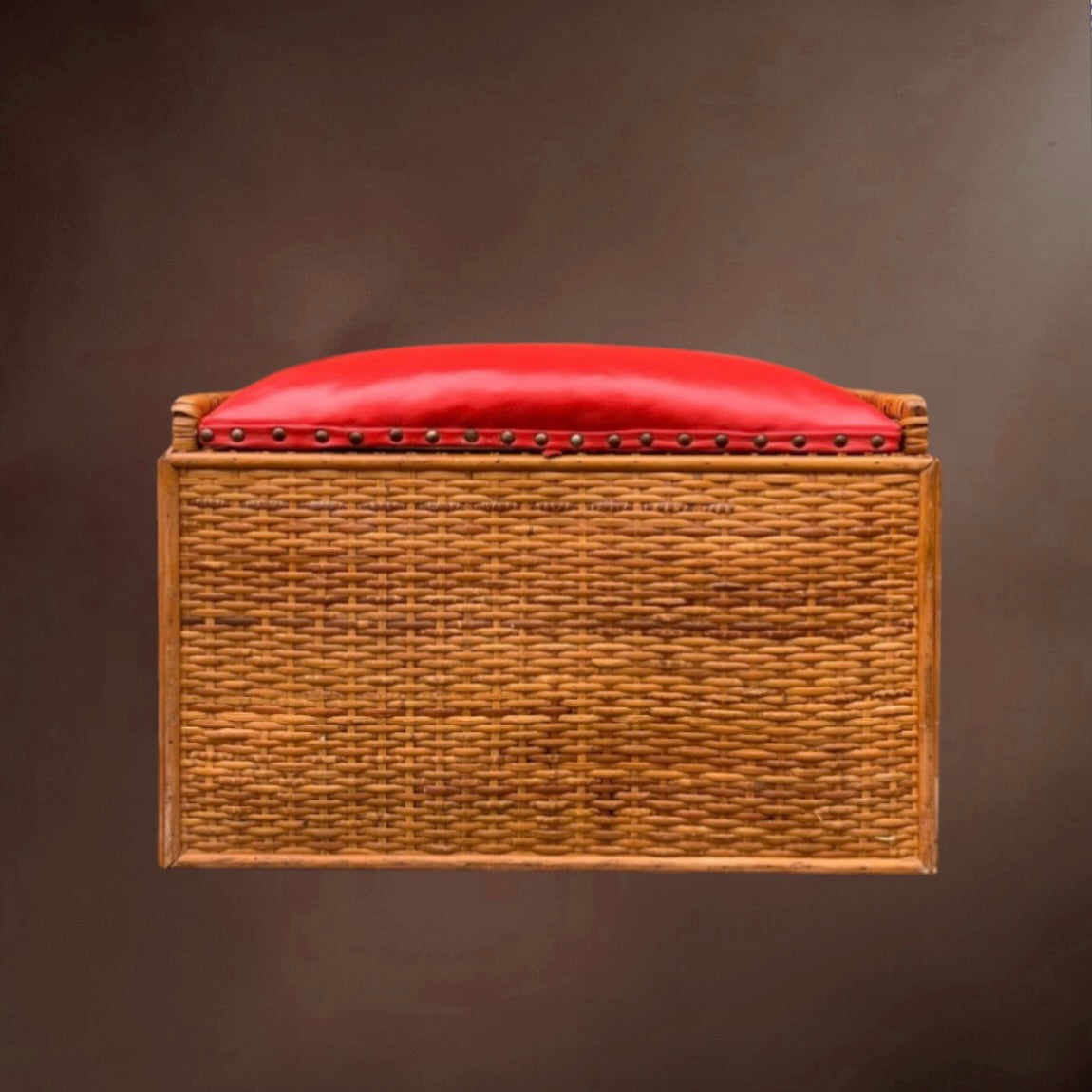Malle rotin vintage avec assise rouge – coffre tabouret années 60
