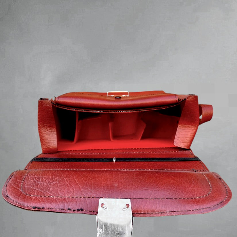 Sac appareil photo vintage en cuir bordeaux rigide – sacoche bandoulière rétro années 60 70