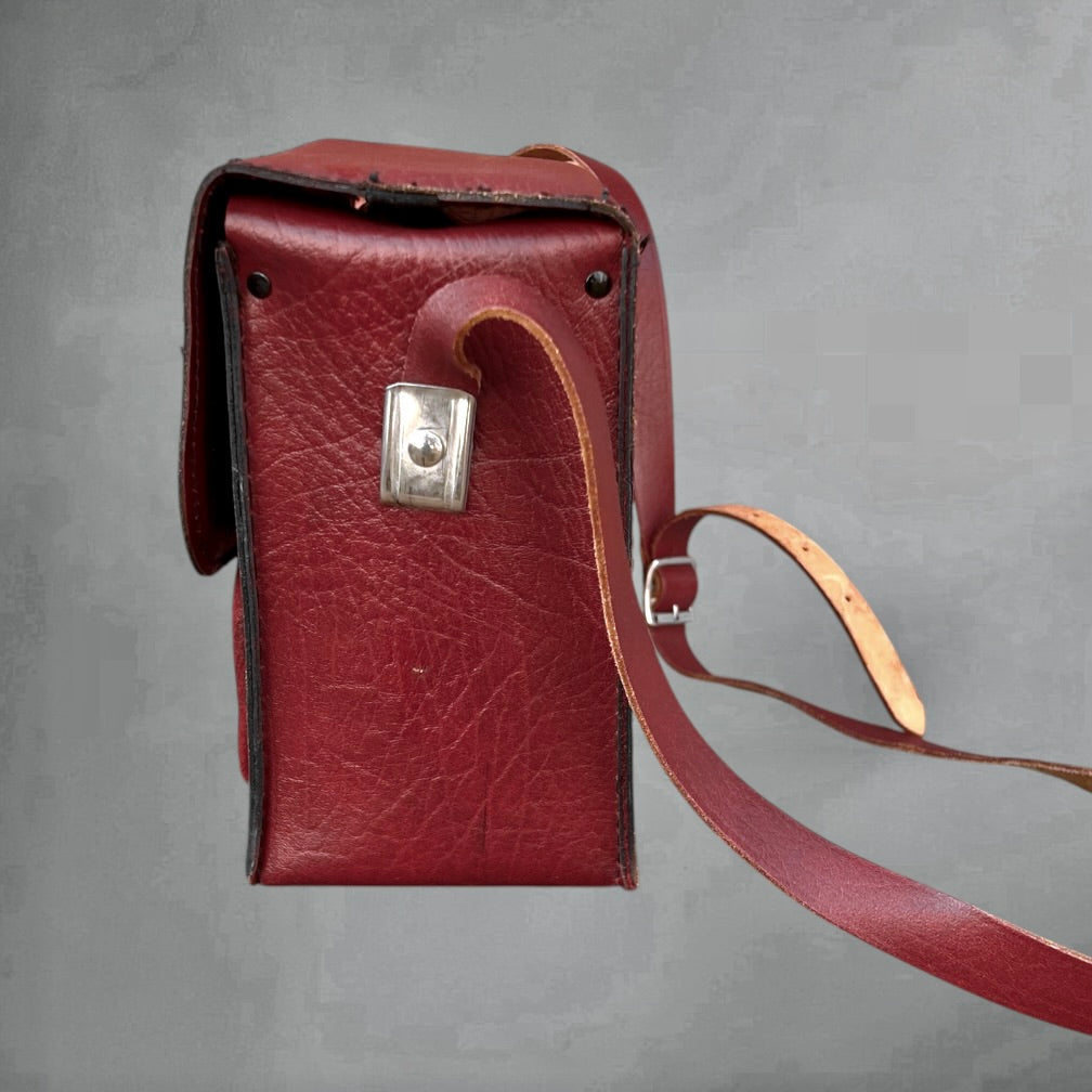 Sac appareil photo vintage en cuir bordeaux rigide – sacoche bandoulière rétro années 60 70