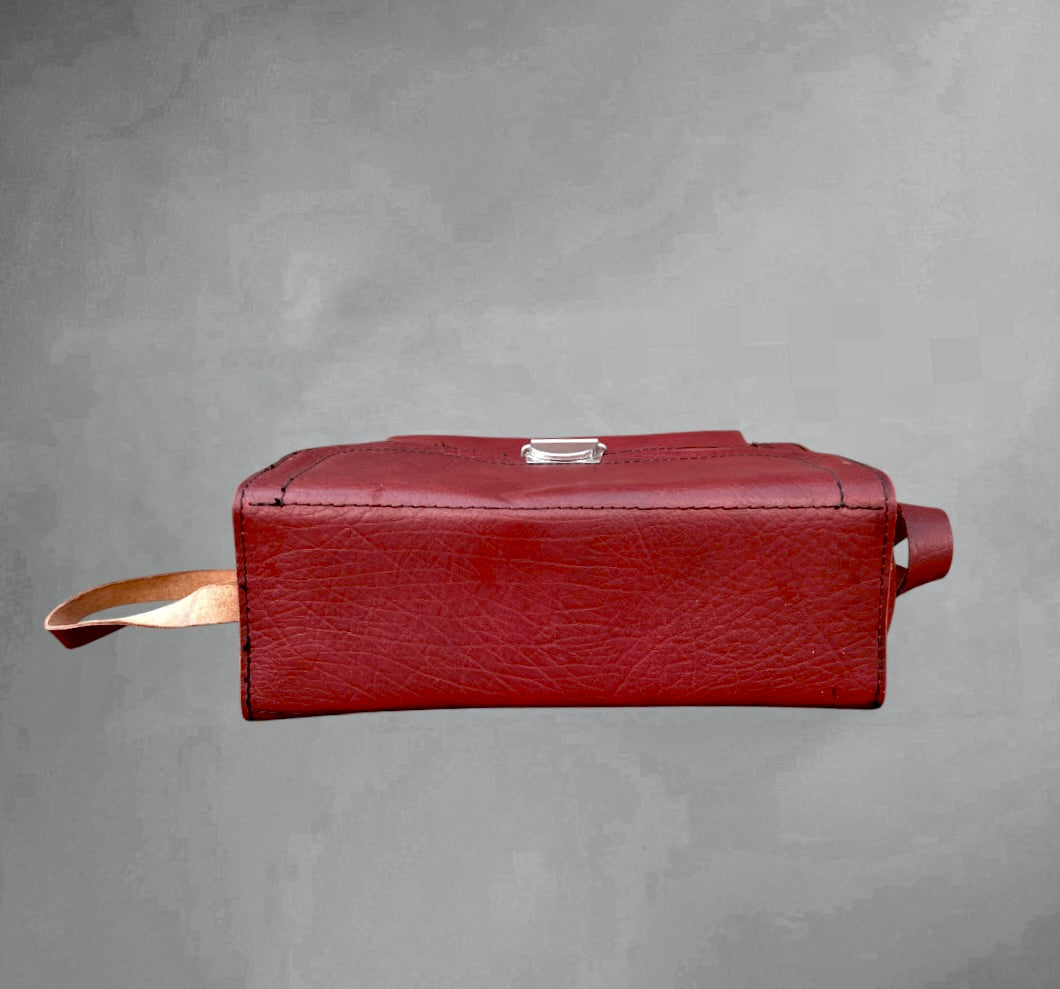 Sac appareil photo vintage en cuir bordeaux rigide – sacoche bandoulière rétro années 60 70
