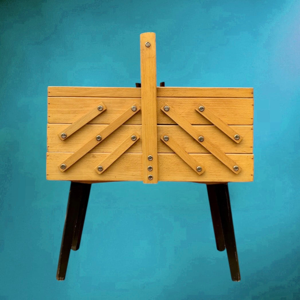Travailleuse vintage scandinave bois clair pieds compas années 50 60 meuble couture accordéon