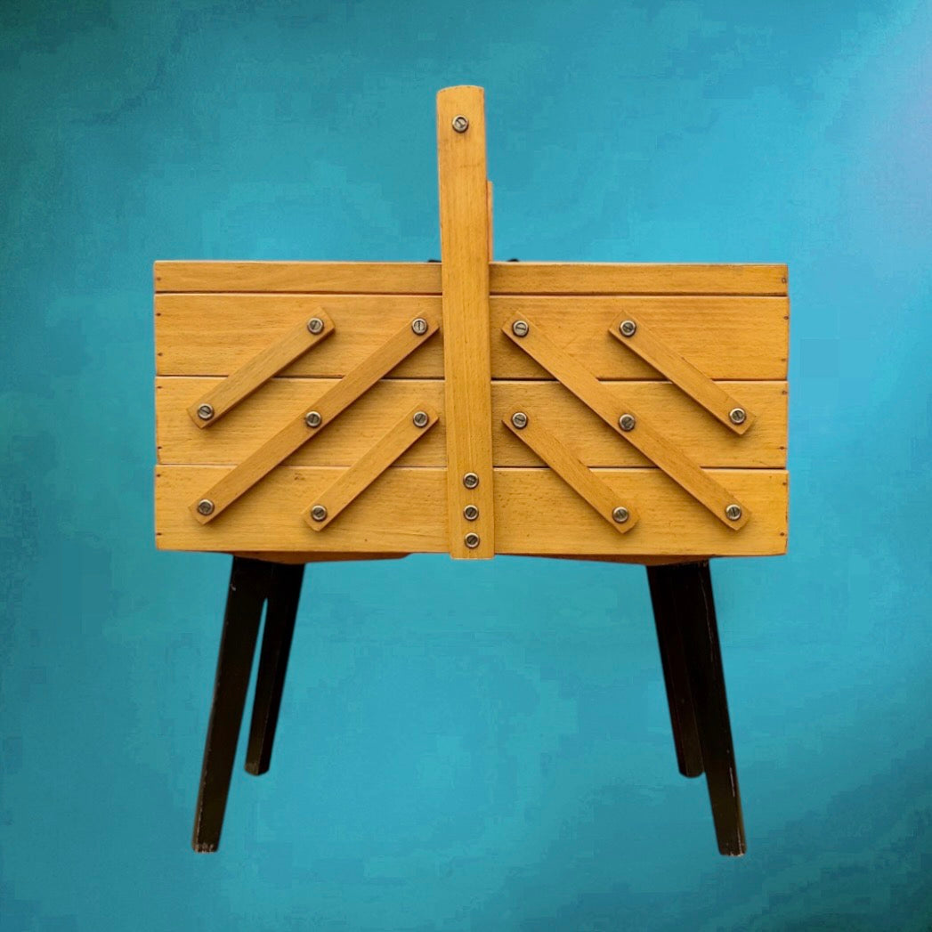 Travailleuse vintage scandinave bois clair pieds compas années 50 60 meuble couture accordéon
