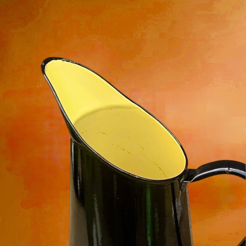Broc émaillé noir et jaune vintage années 50
