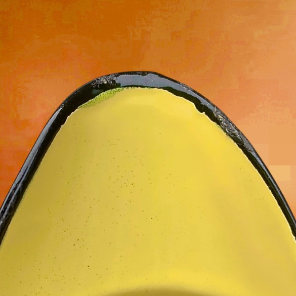Broc émaillé noir et jaune vintage années 50
