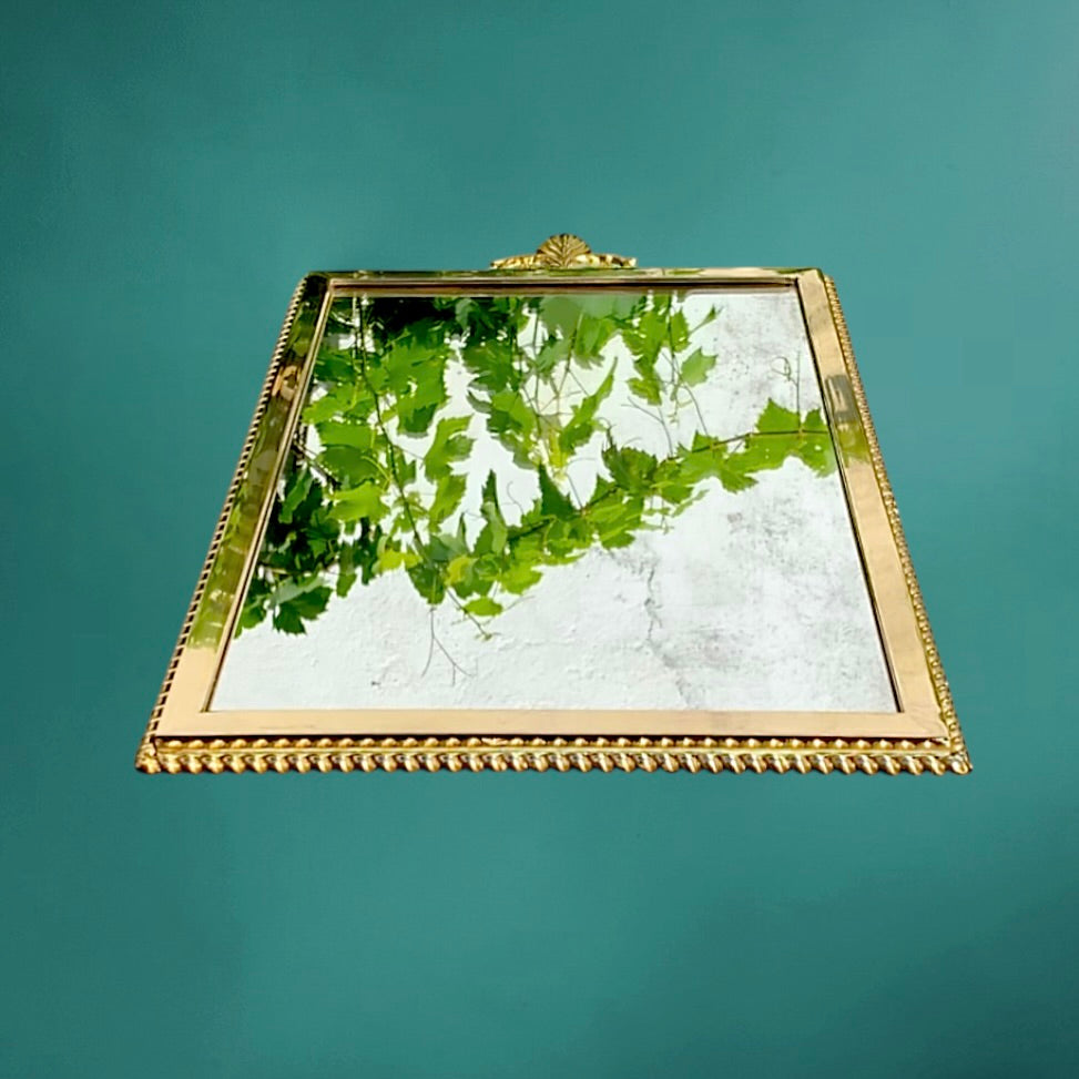 Ancien miroir mural en laiton doré – fronton feuille – style Hollywood Regency – années 1960 1970