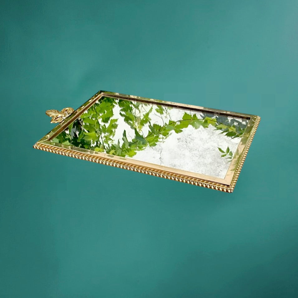 Ancien miroir mural en laiton doré – fronton feuille – style Hollywood Regency – années 1960 1970