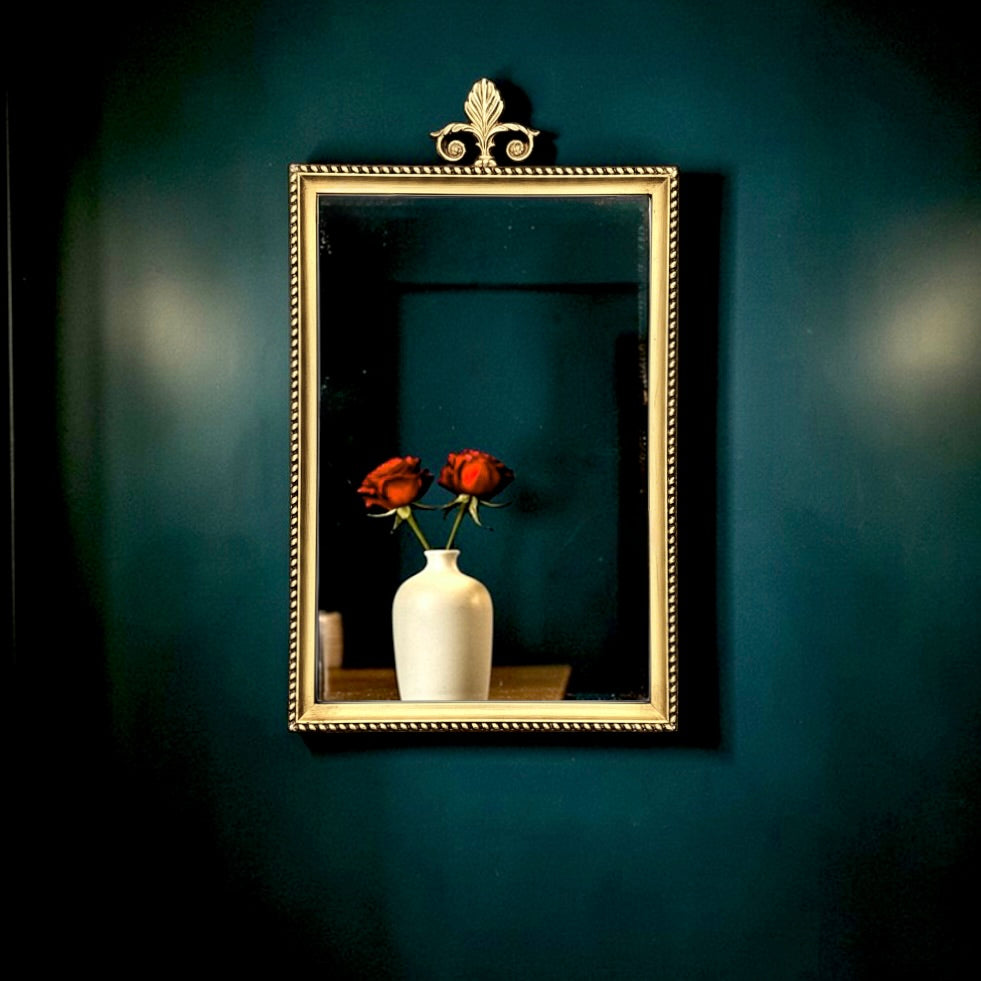 Ancien miroir mural en laiton doré – fronton feuille – style Hollywood Regency – années 1960 1970