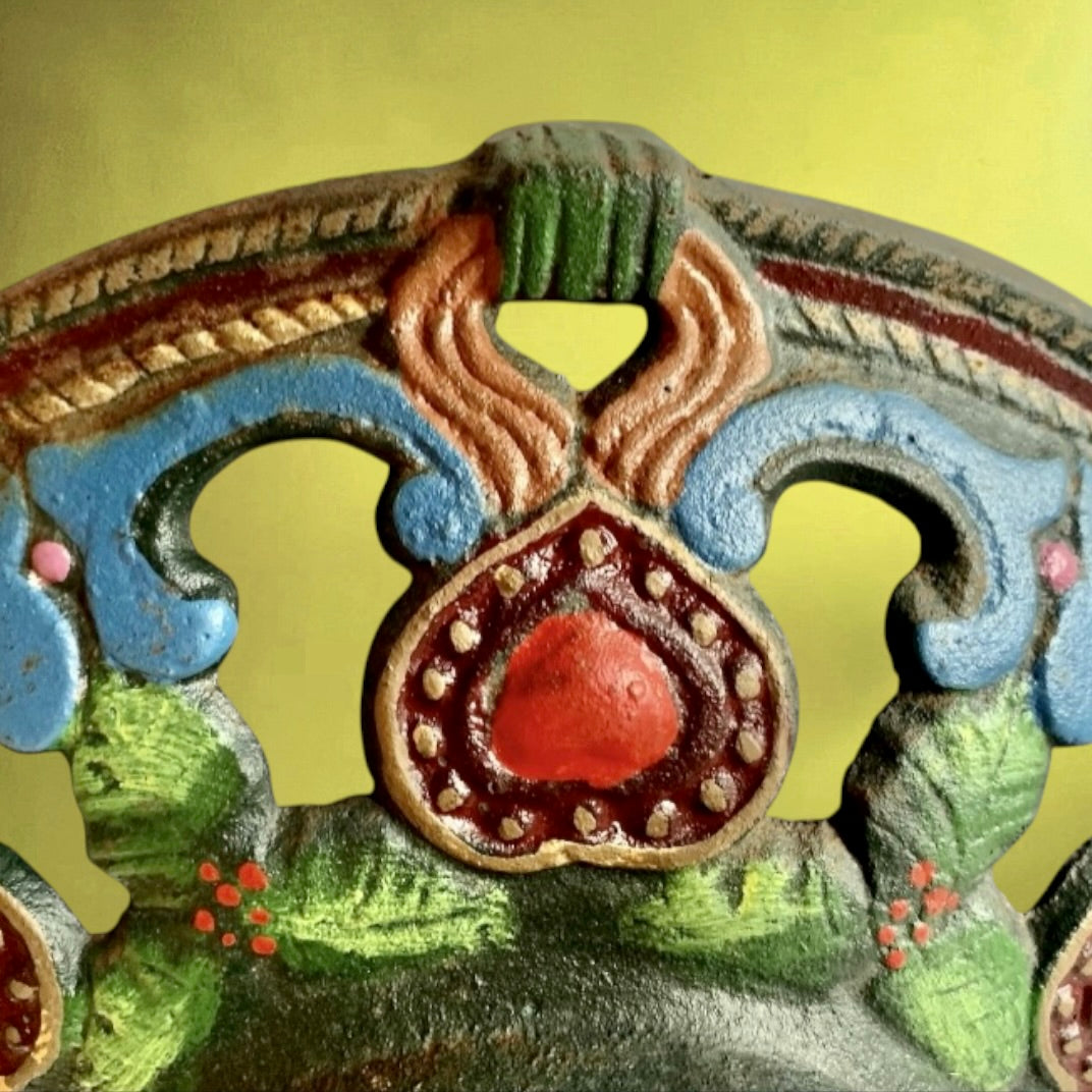 Pied de sapin ancien en fonte polychrome – support arbre de Noël vintage – décor cœurs – lourd et stable – brocante Noël