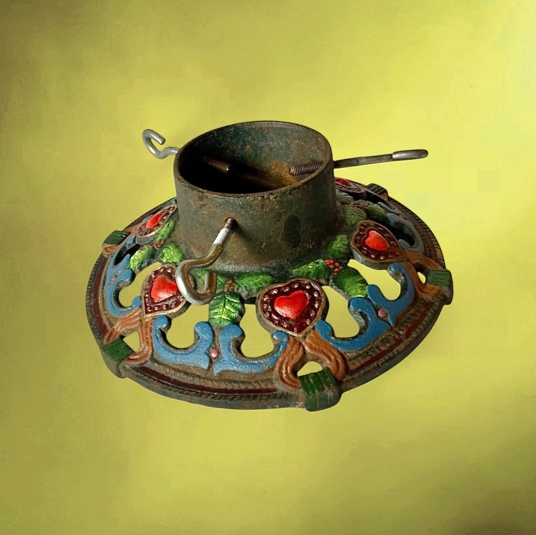 Pied de sapin ancien en fonte décorée polychrome – motifs cœurs – Noël vintage