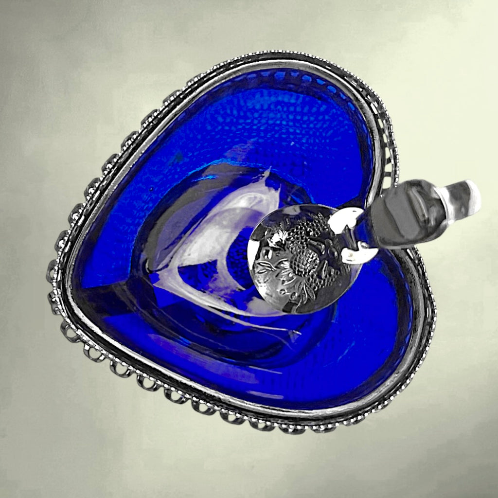 Sucrier vintage en verre bleu cobalt et métal chromé avec cuillère – Angleterre – design cœur