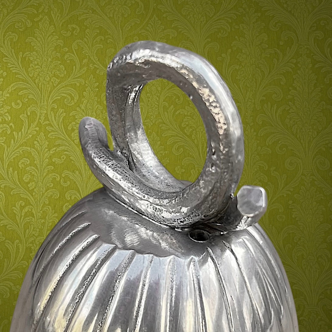 Objet suspendu en étain BV France forme ovoïde design vintage années 60 70 décoratif