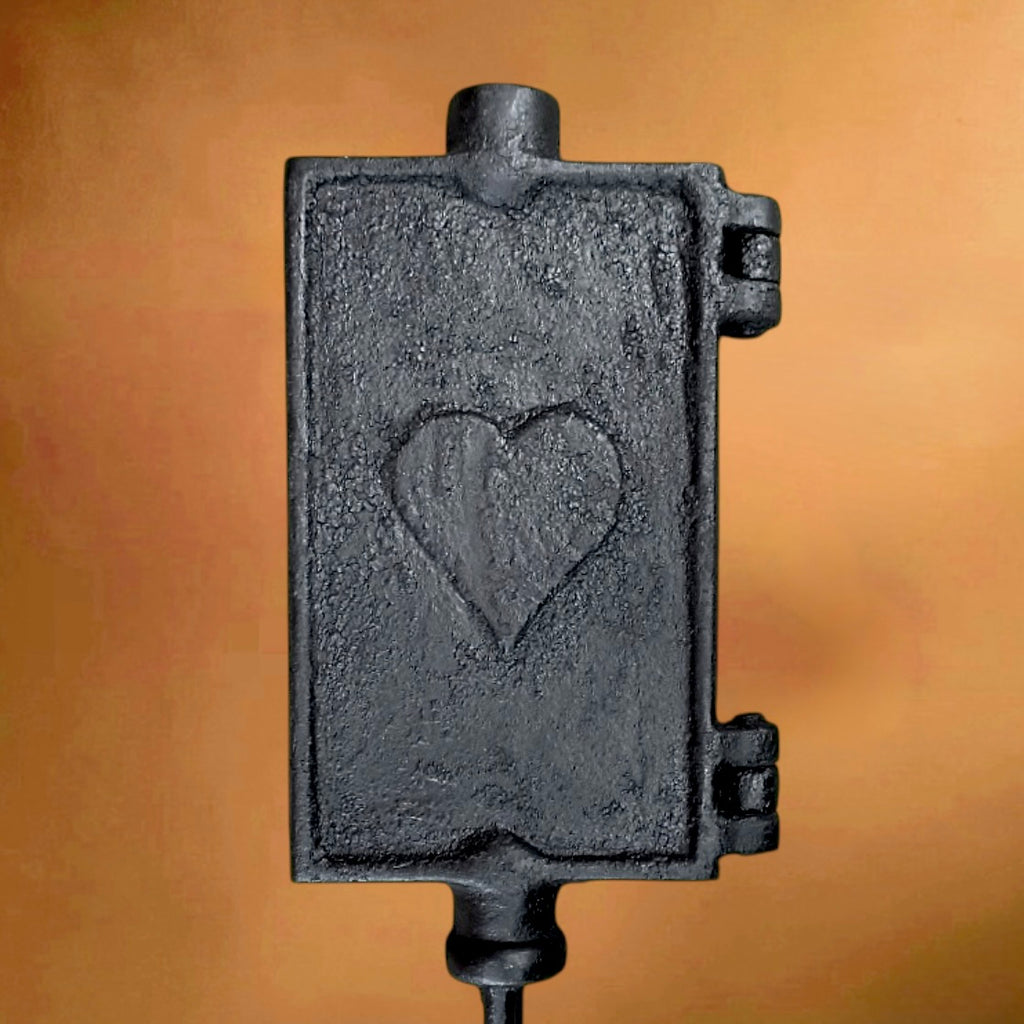 Gaufrier ancien en fonte à cœurs • ustensile de cuisson au feu • vintage années 40