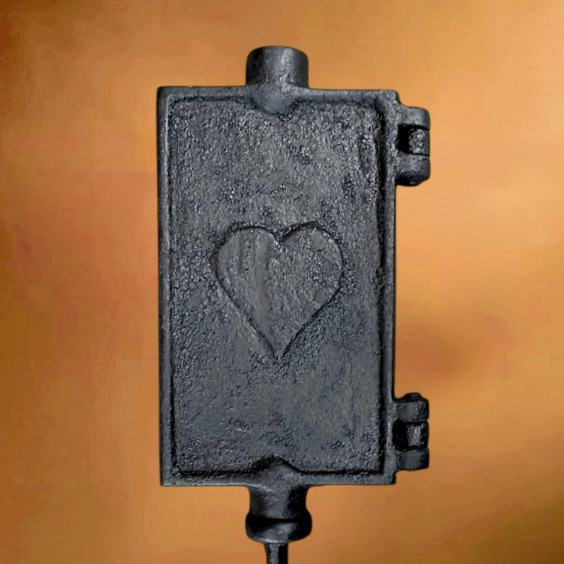 Gaufrier ancien en fonte à cœurs • ustensile de cuisson au feu • vintage années 40