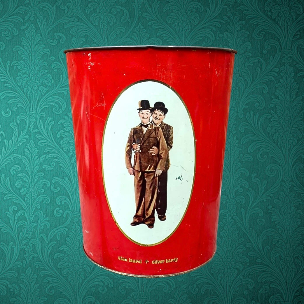 Corbeille vintage Laurel et Hardy en tôle émaillée rouge