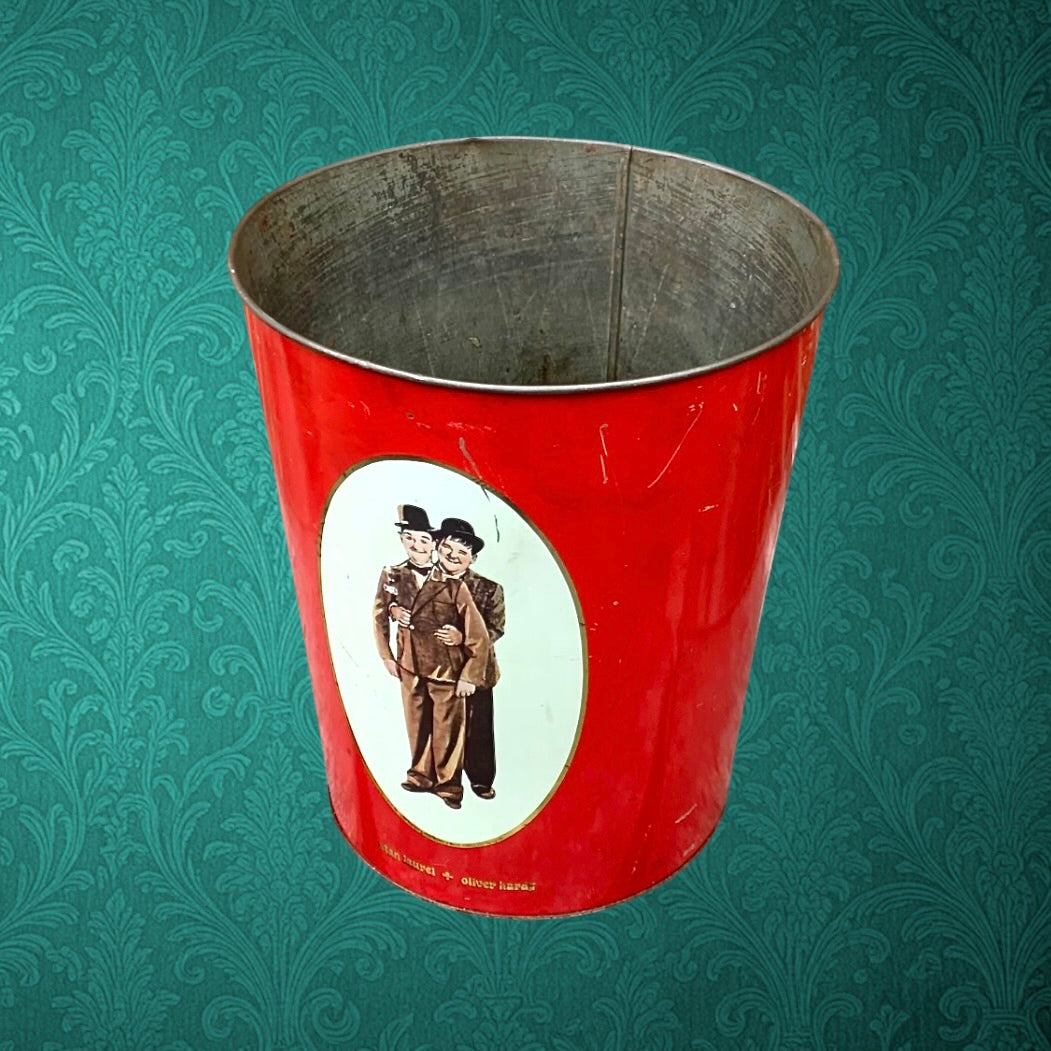 Corbeille vintage en tôle émaillée rouge Laurel et Hardy - décor cinématographique - 1981