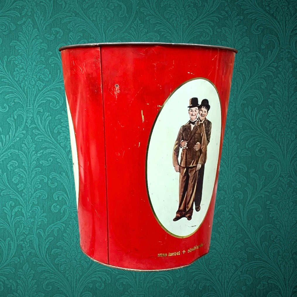Corbeille vintage en tôle émaillée rouge Laurel et Hardy - décor cinématographique - 1981