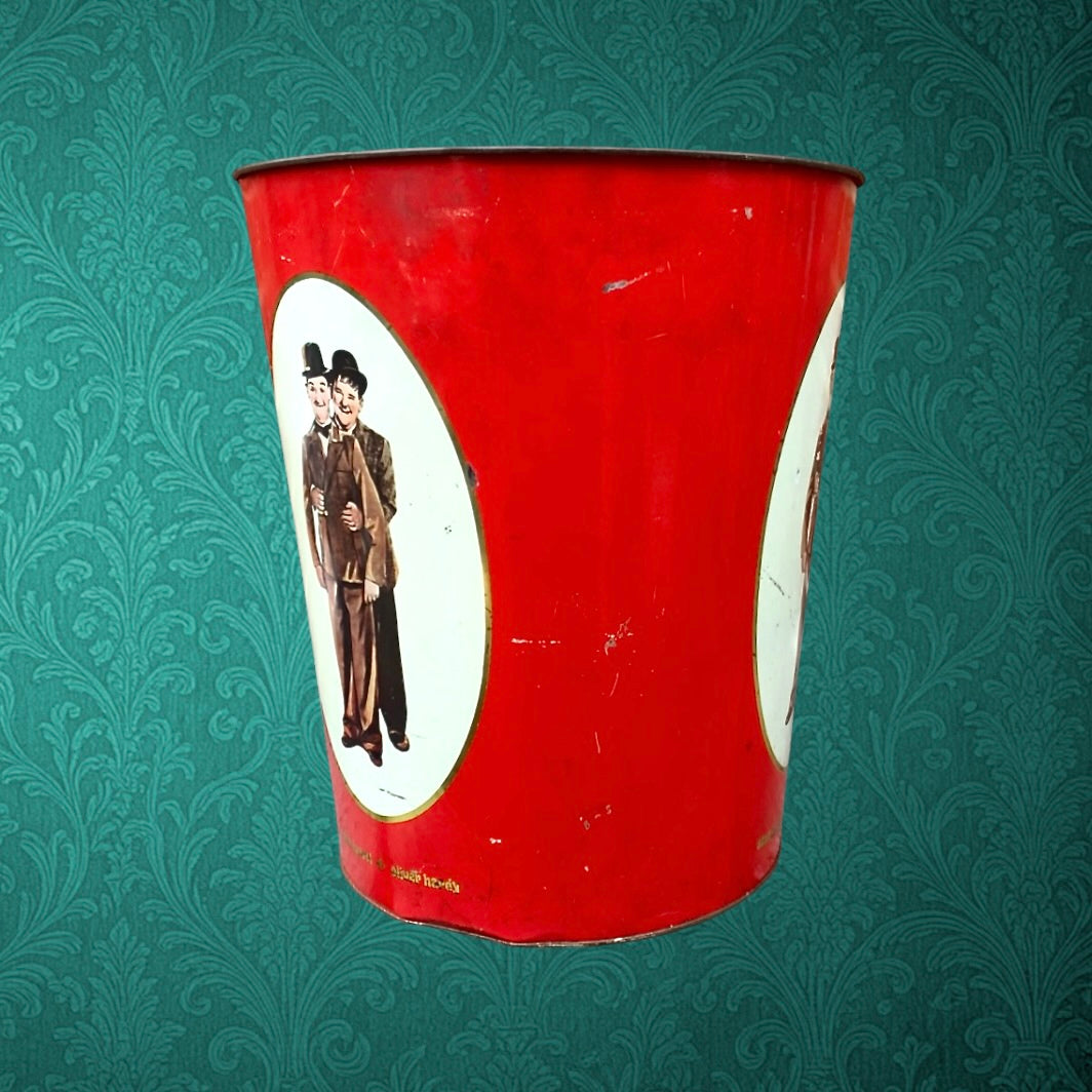 Corbeille vintage en tôle émaillée rouge Laurel et Hardy - décor cinématographique - 1981