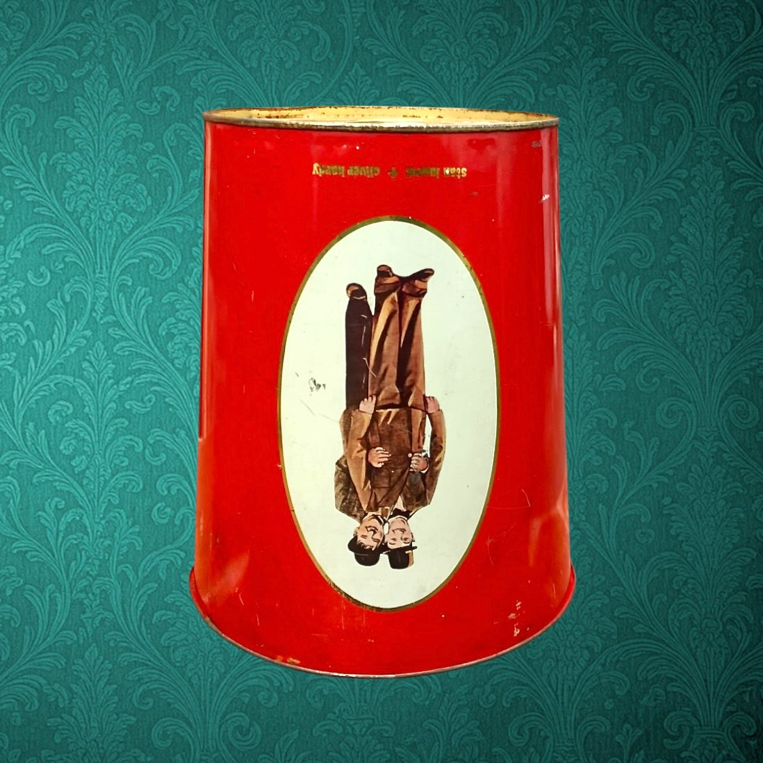 Corbeille vintage en tôle émaillée rouge Laurel et Hardy - décor cinématographique - 1981