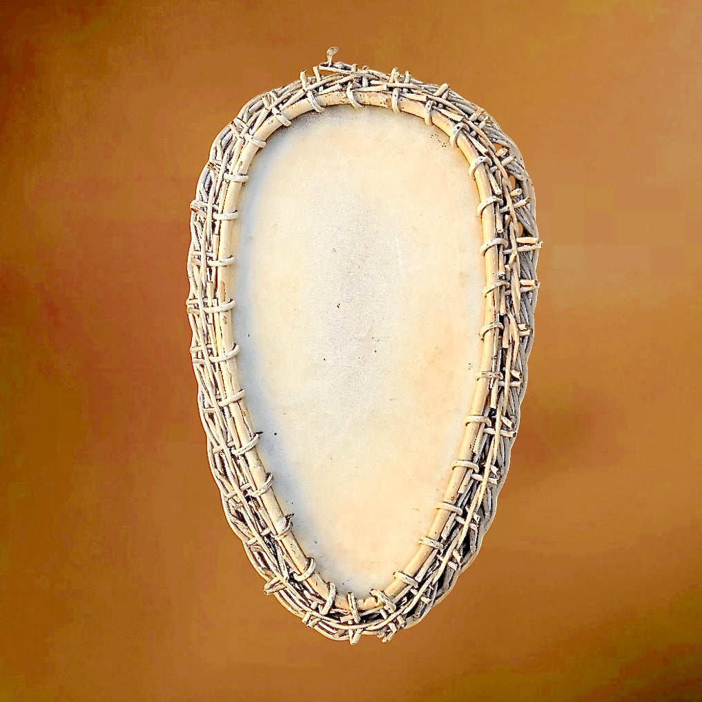Miroir mural vintage en osier tressé blanc forme libre organique années 60