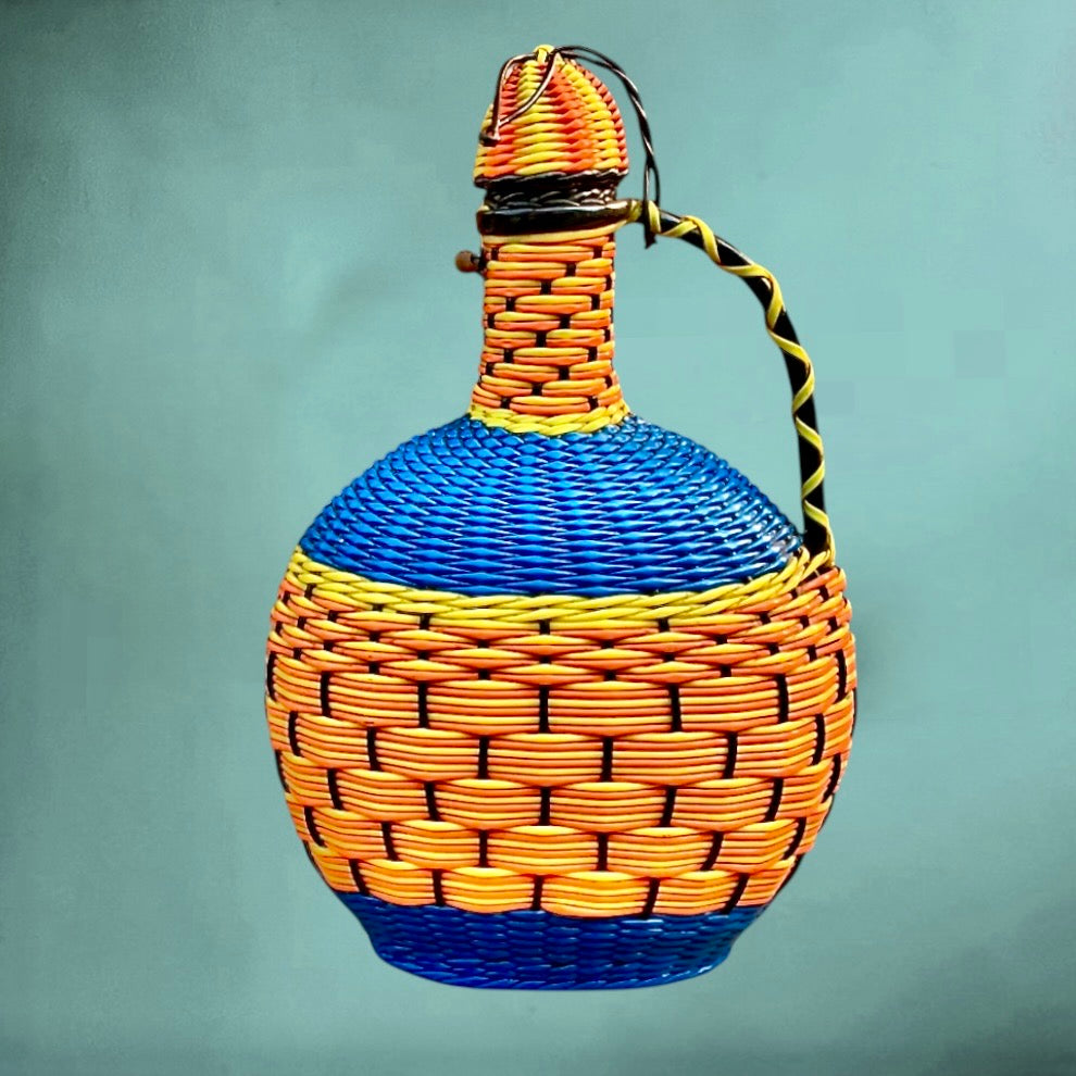 Bouteille vintage gainée scoubidou multicolore années 60