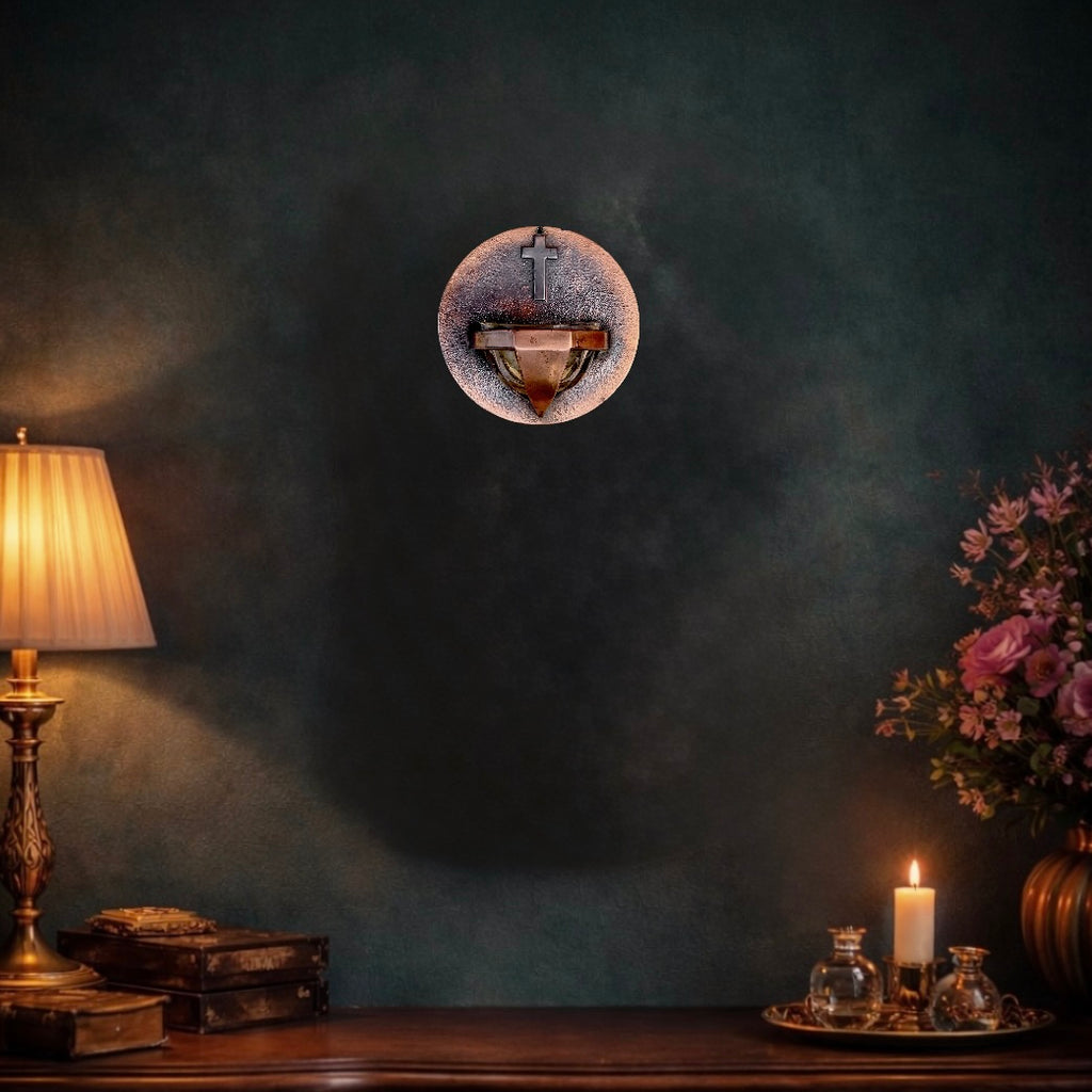 Bénitier mural vintage en cuivre massif avec croix – Belgique années 1950 – verre amovible