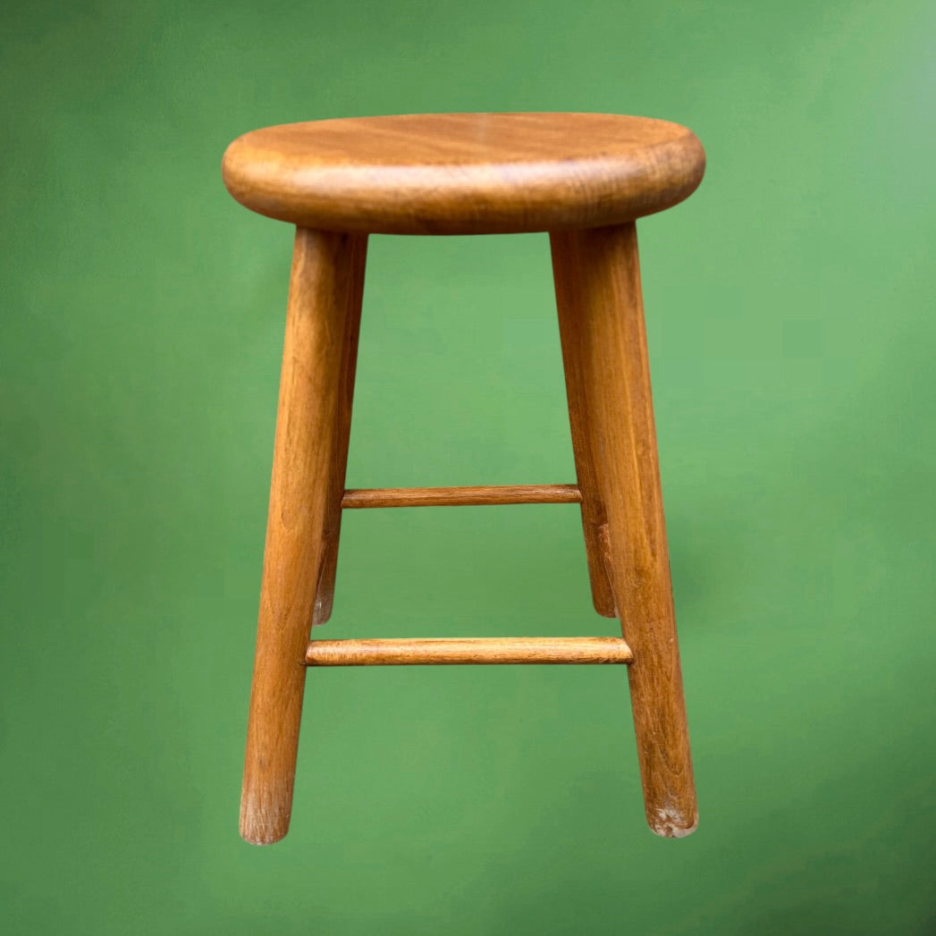 Tabouret ancien en bois massif verni – 4 pieds – style scandinave – années 60