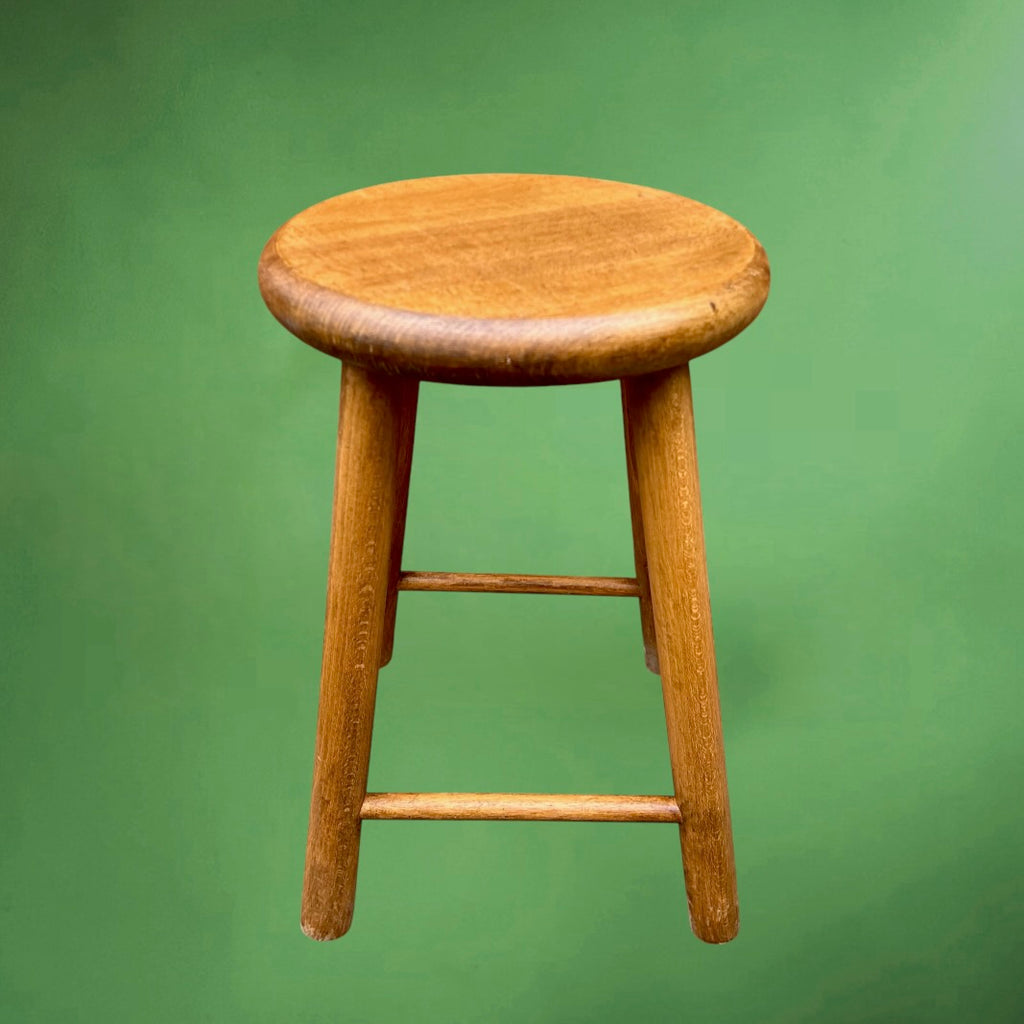 Tabouret ancien en bois massif verni – 4 pieds – style scandinave – années 60