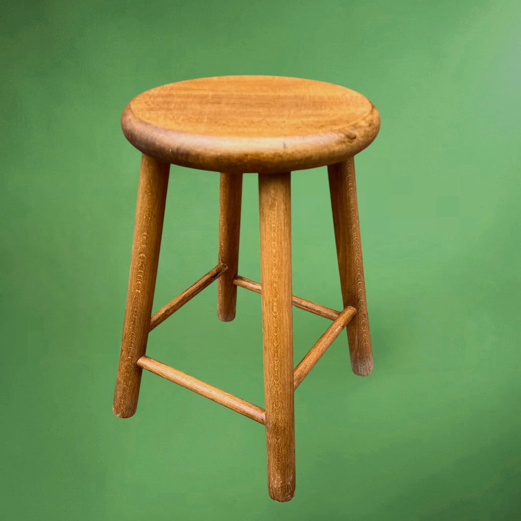 Tabouret ancien en bois massif verni – 4 pieds – style scandinave – années 60