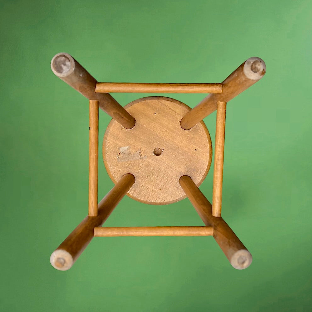 Tabouret ancien en bois massif verni – 4 pieds – style scandinave – années 60