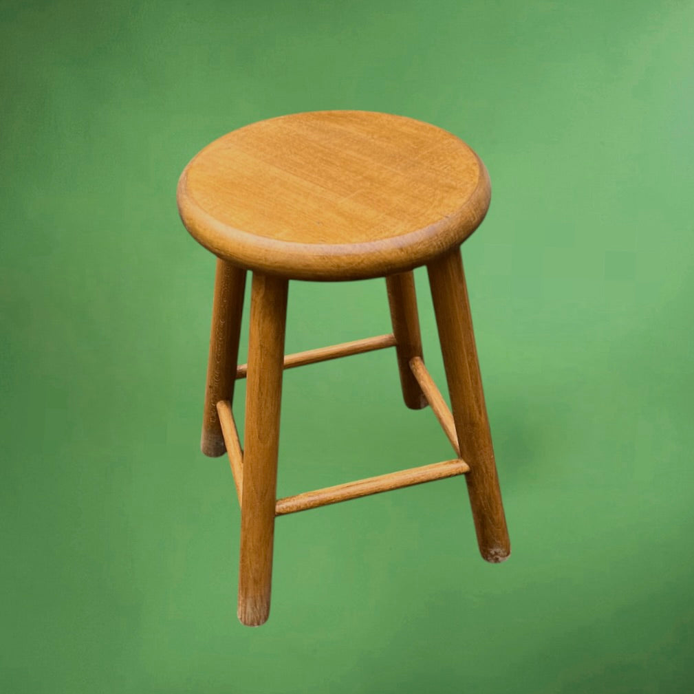 Tabouret ancien en bois massif verni – 4 pieds – style scandinave – années 60