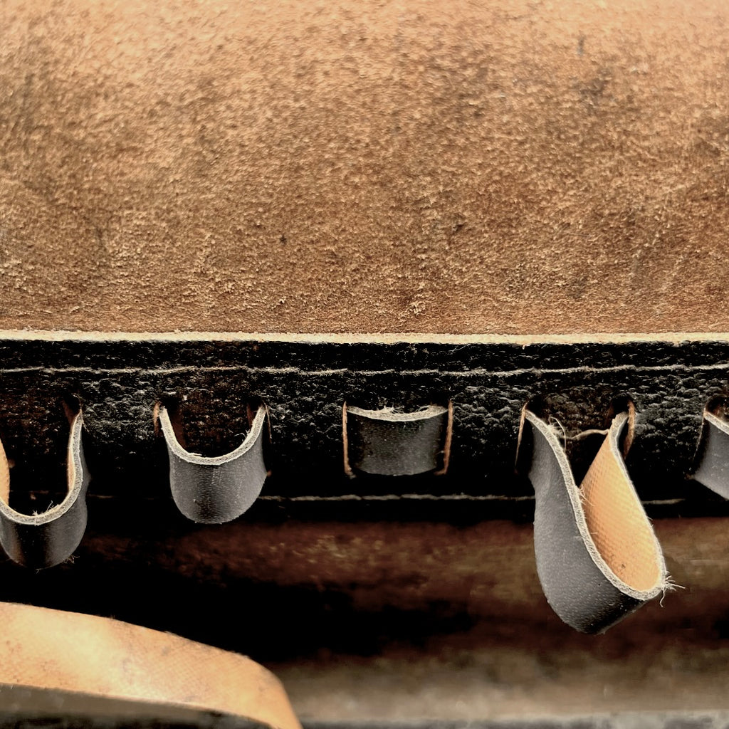 Sacoche à outils vintage en cuir noir épais – mallette artisan – années 50 60