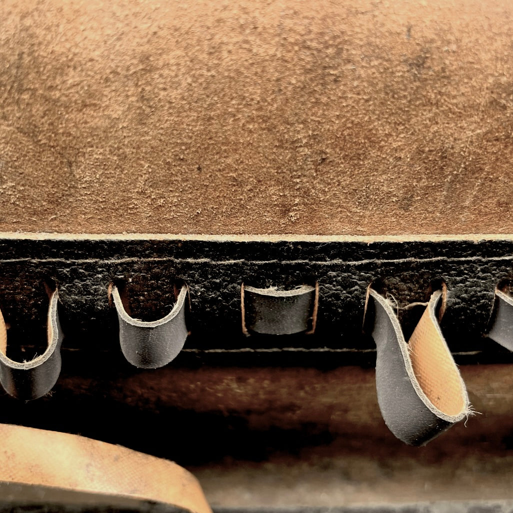 Sacoche à outils vintage en cuir noir épais – mallette artisan – années 50 60