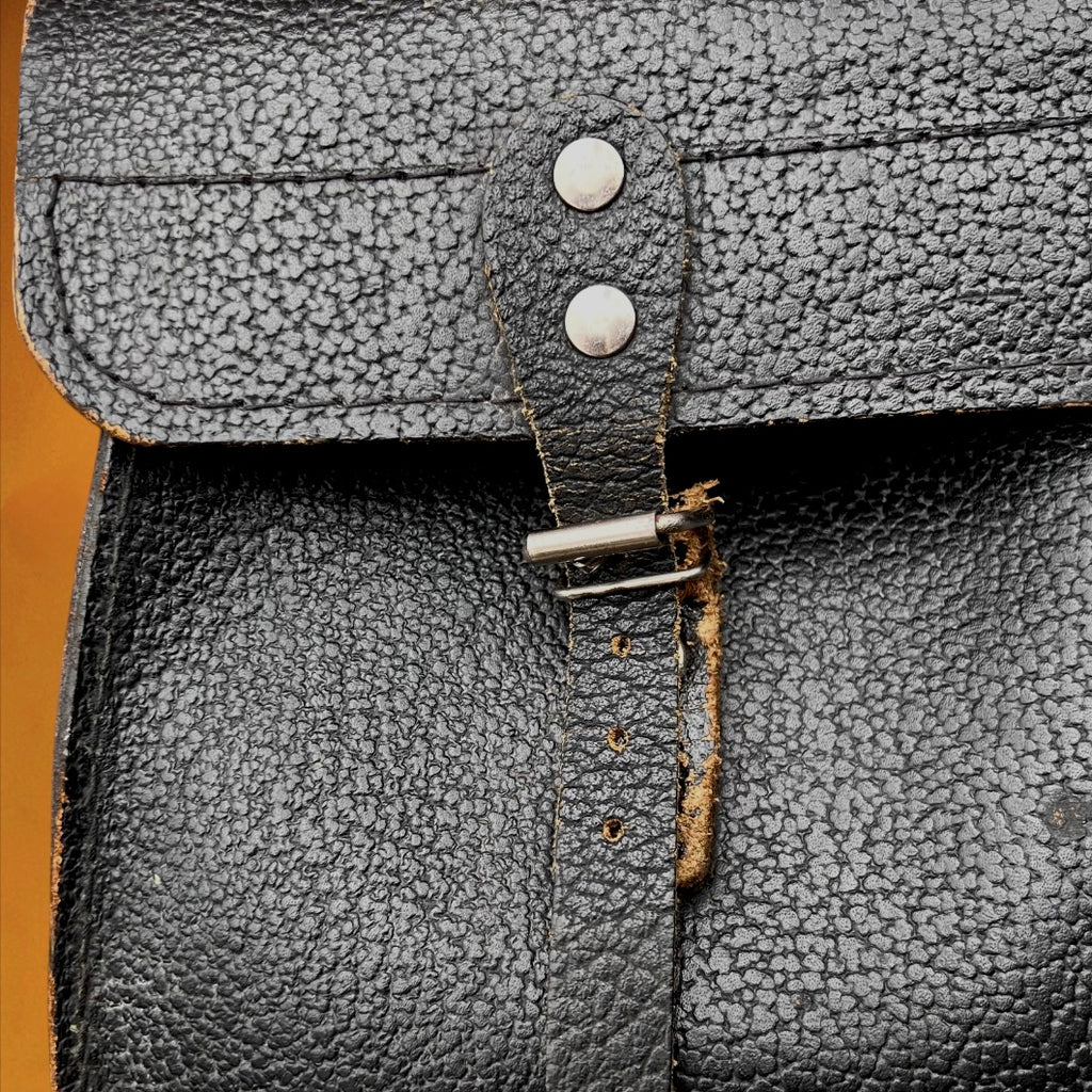 Sacoche à outils vintage en cuir noir épais – mallette artisan – années 50 60
