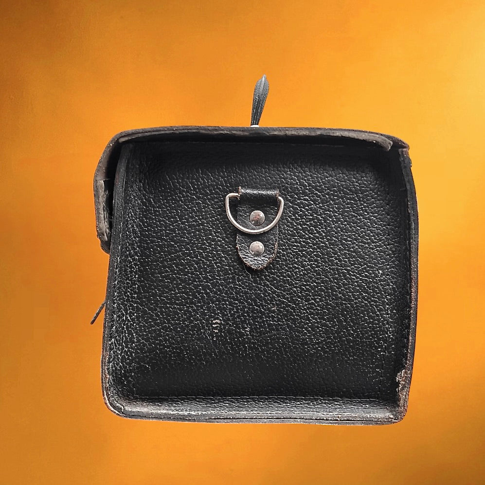 Sacoche à outils vintage en cuir noir épais – mallette artisan – années 50 60
