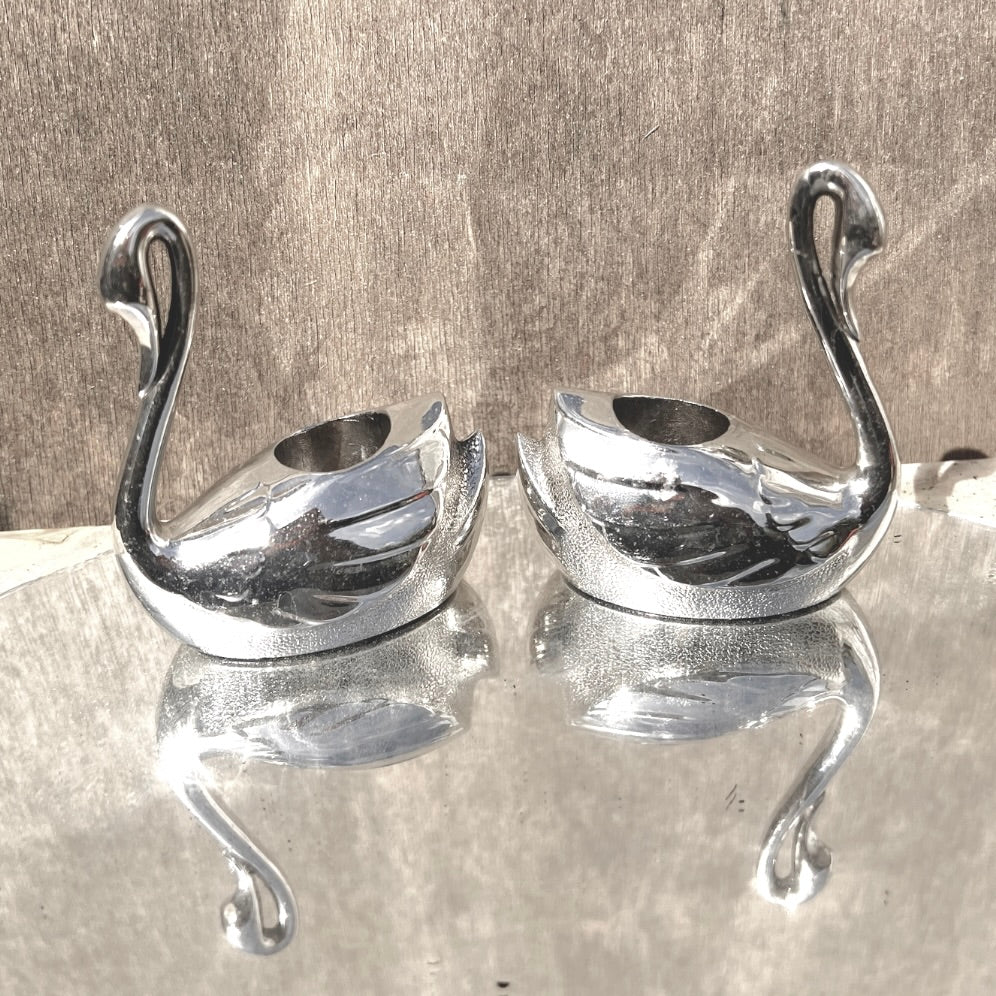 Bougeoirs cygnes vintage en métal argenté – Duo élégant années 60