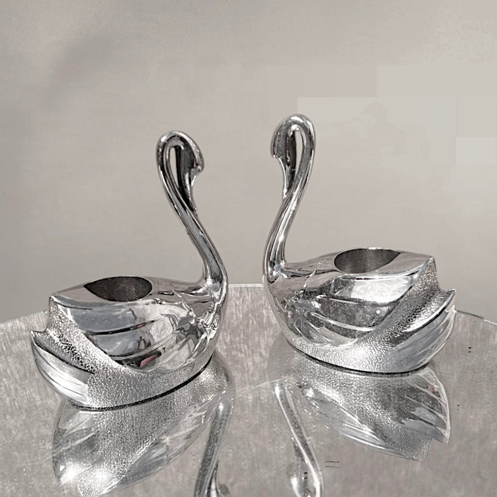 Bougeoirs cygnes vintage en métal argenté – Duo élégant années 60