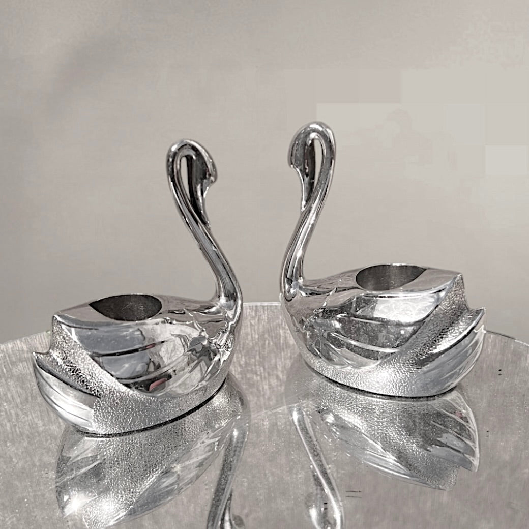 Bougeoirs cygnes vintage en métal argenté – Duo élégant années 60