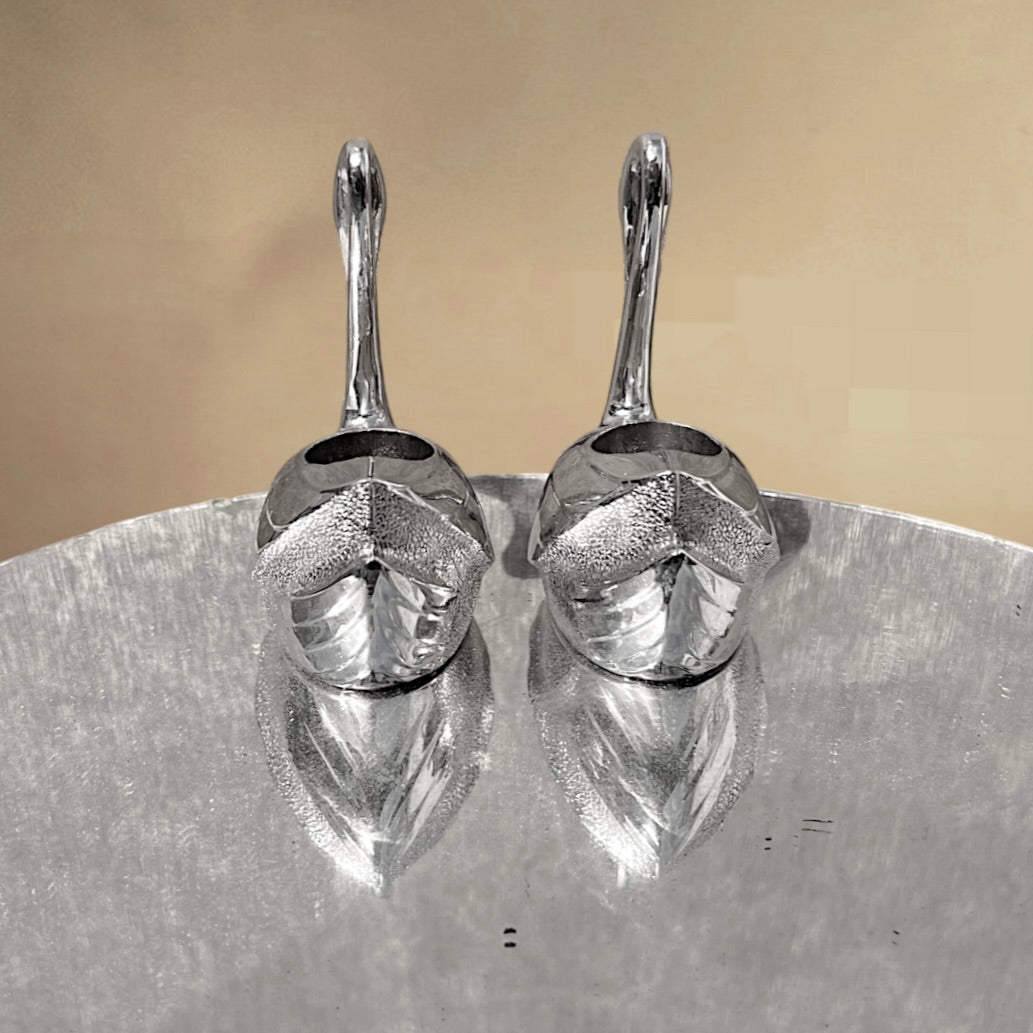 Bougeoirs cygnes vintage en métal argenté – Duo élégant années 60