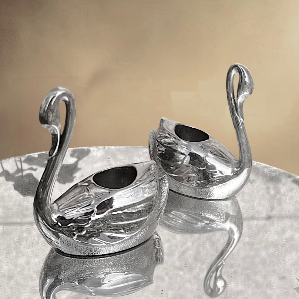 Bougeoirs cygnes vintage en métal argenté – Duo élégant années 60