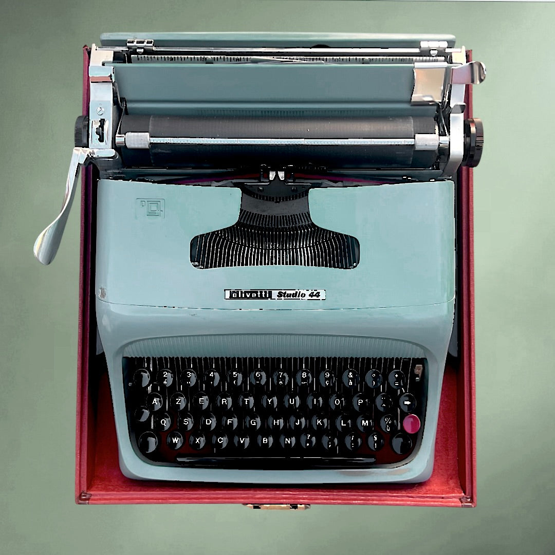 Machine à écrire OLIVETTI Studio 44 bleu – première série 1952 – design Marcello Nizzoli – valise d’origine