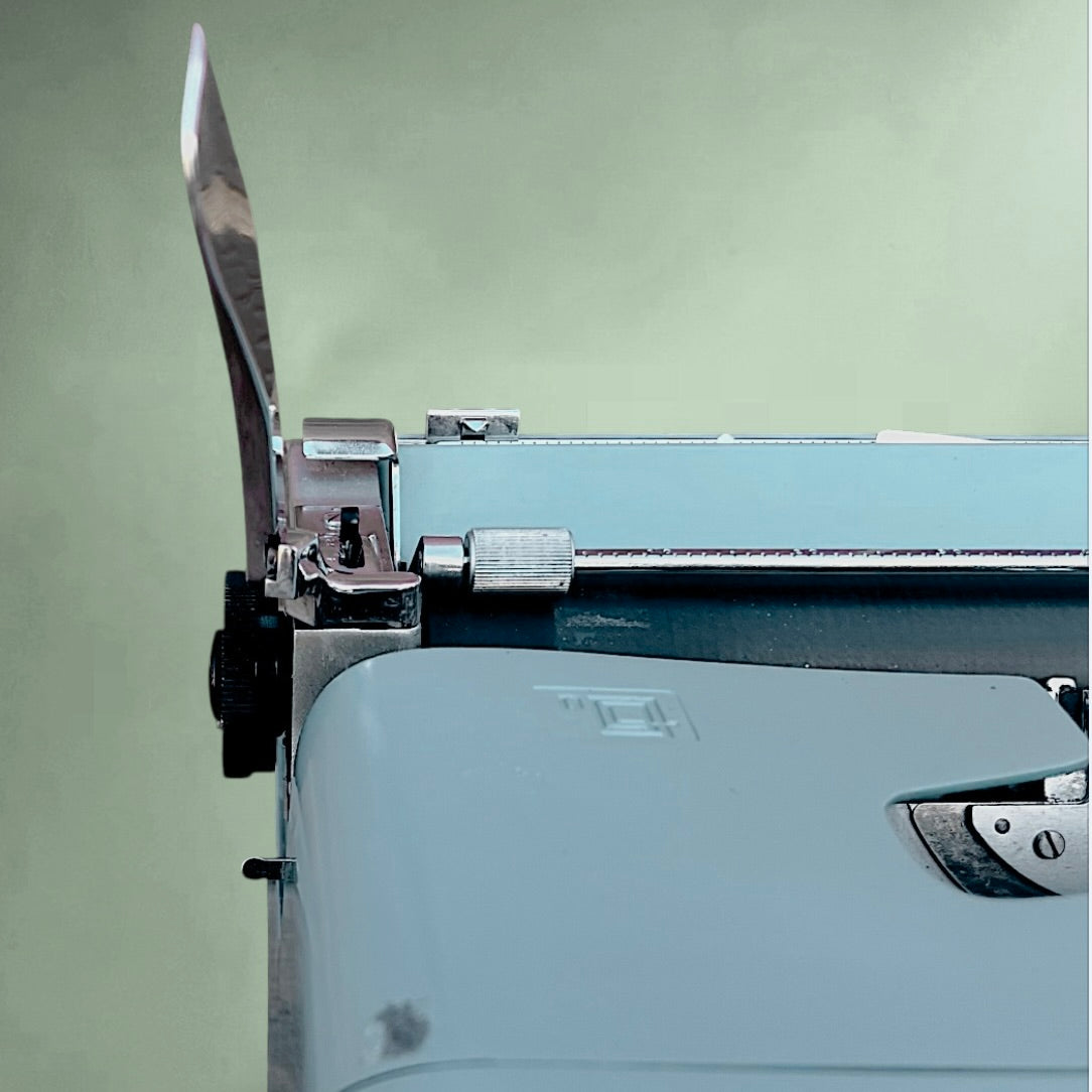 Machine à écrire OLIVETTI Studio 44 bleu – première série 1952 – design Marcello Nizzoli – valise d’origine