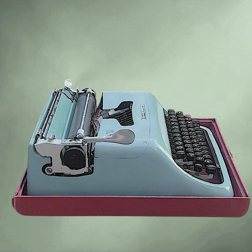 Machine à écrire OLIVETTI Studio 44 bleu – première série 1952 – design Marcello Nizzoli – valise d’origine