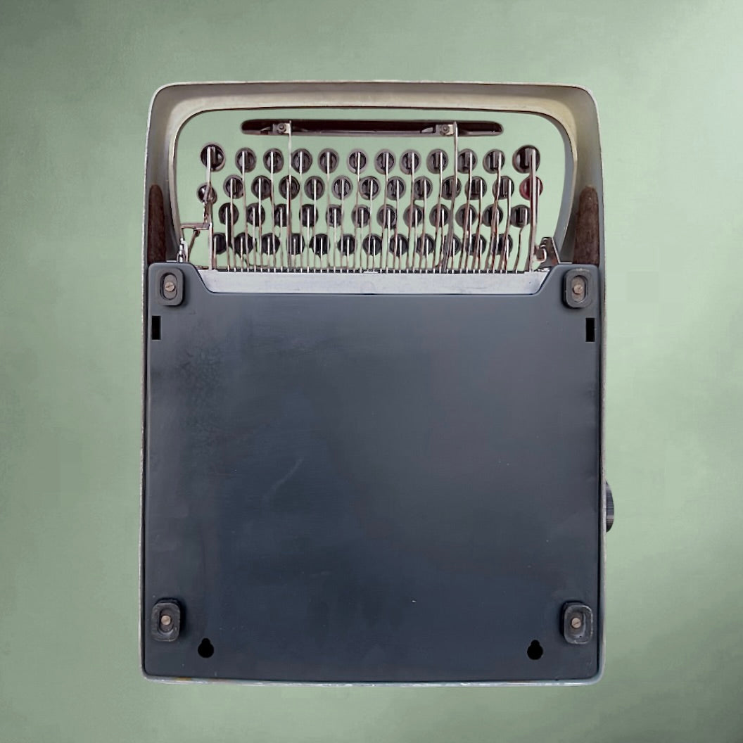 Machine à écrire OLIVETTI Studio 44 bleu – première série 1952 – design Marcello Nizzoli – valise d’origine